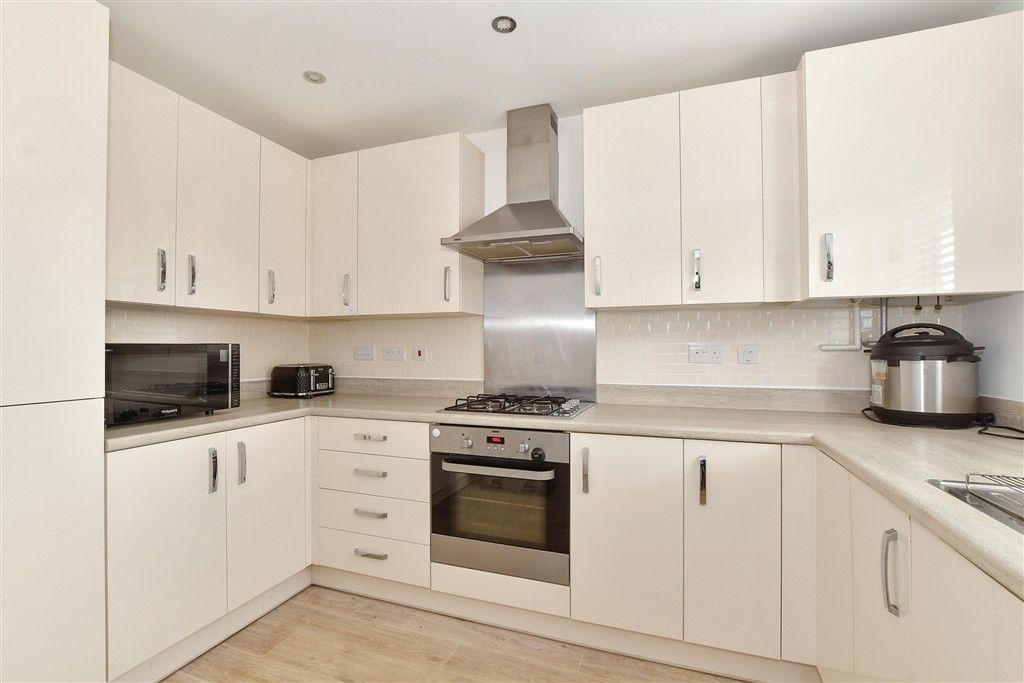 Property photo 2 of 11 Kitchen