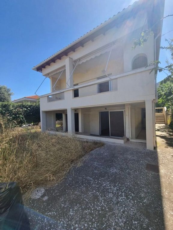 Property photo 1 of 9 For Sale Detached House 215 m² In Attica