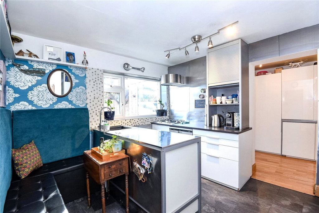 Property photo 3 of 8 Kitchen