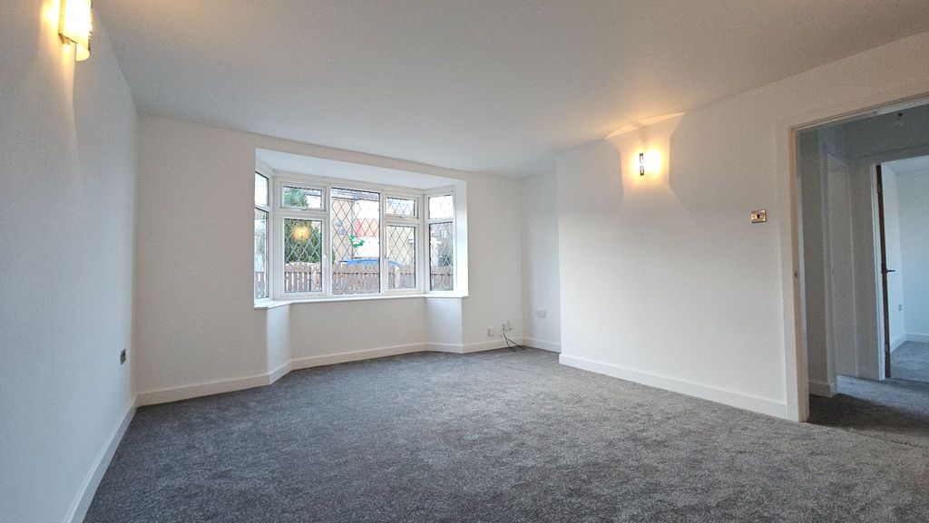 Property photo 2 of 11 Lounge