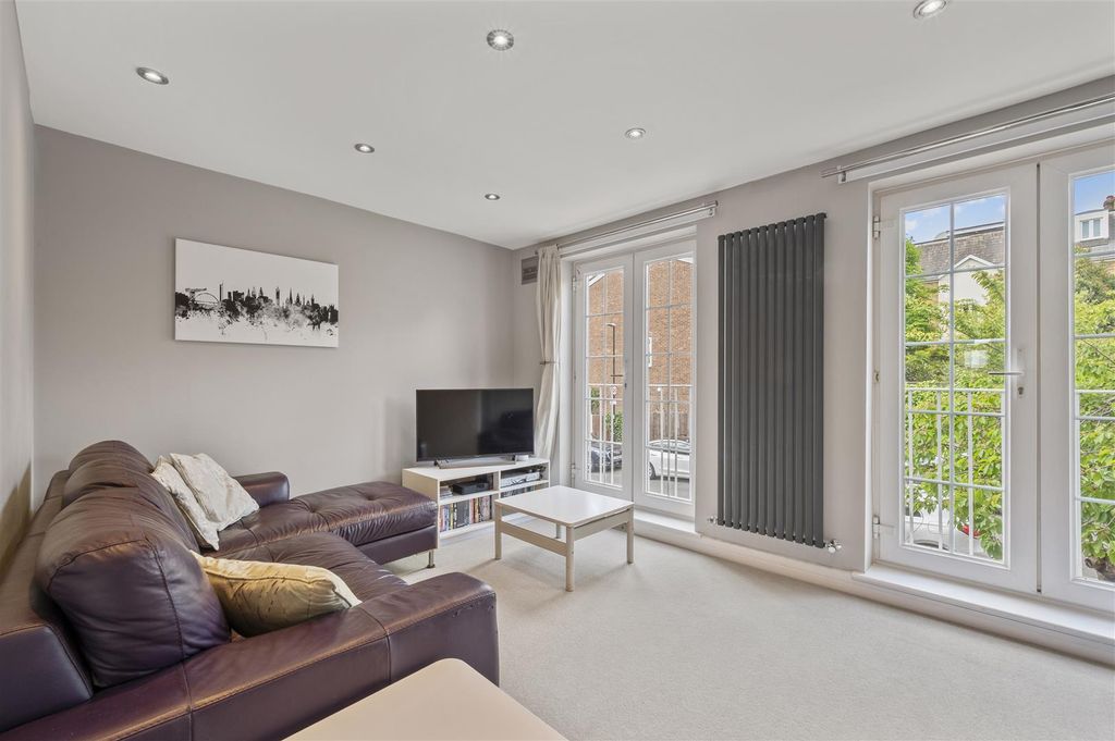 Property photo 3 of 25 8 Cumberland Close,21.Jpg