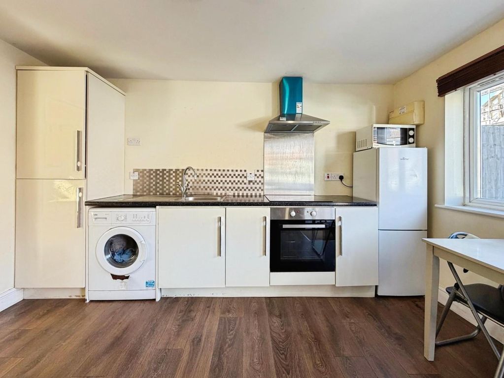 Property photo 3 of 7 Lounge/Kitchen