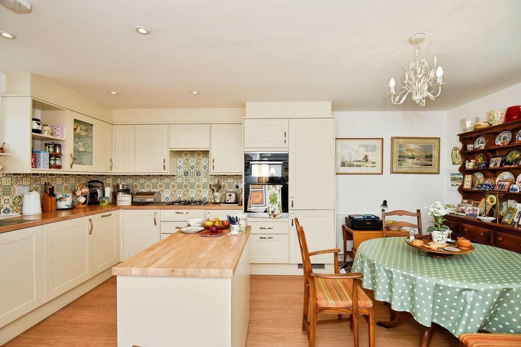 Property photo 2 of 14 Kitchen/ Dining