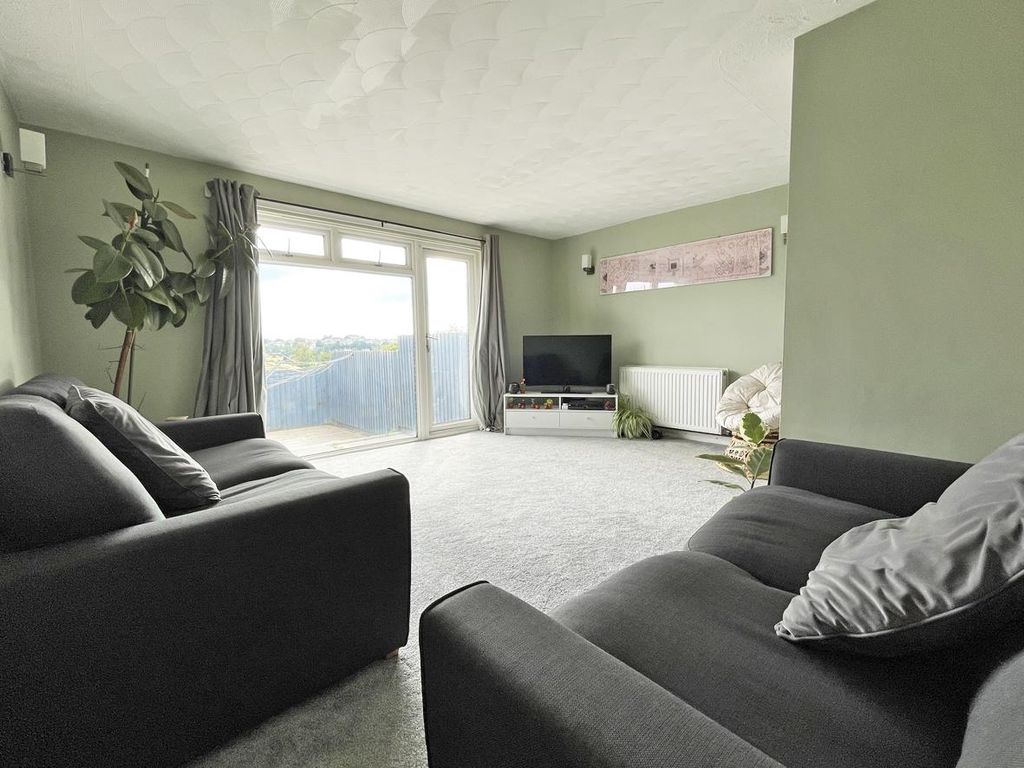 Property photo 3 of 17 Ditton Court 7 - Lounge Fp.Jpg