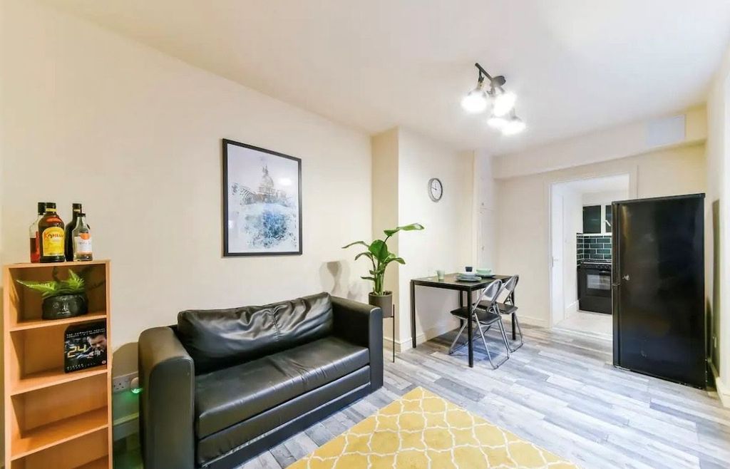 Property photo 3 of 14 Lounge