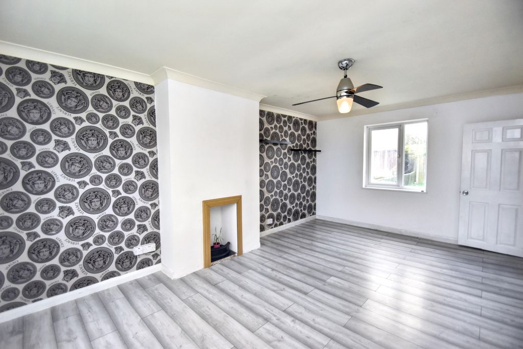 Property photo 3 of 19 Lounge