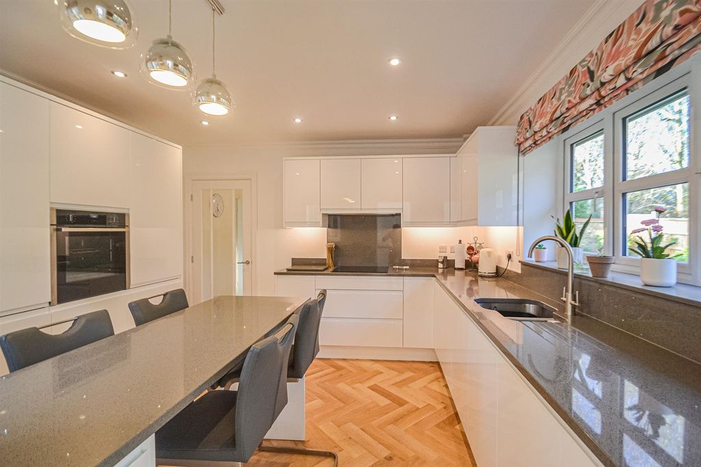 Property photo 2 of 16 Dining Kitchen