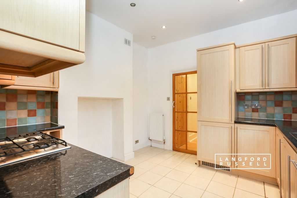 Property photo 3 of 11 Kitchen