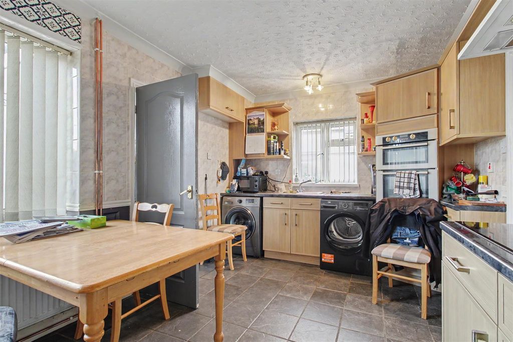 Property photo 3 of 17 Kitchen