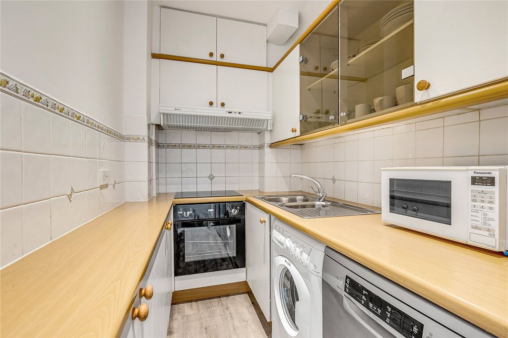 Property photo 3 of 7 Kitchen