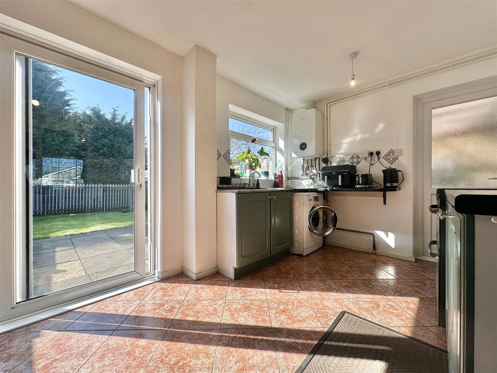 Property photo 3 of 9 Kitchen