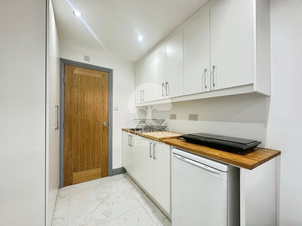 Property photo 3 of 5 Kitchenette