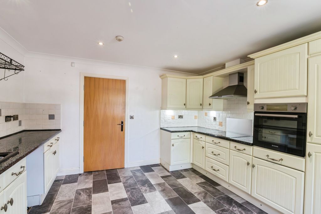 Property photo 2 of 18 Kitchen
