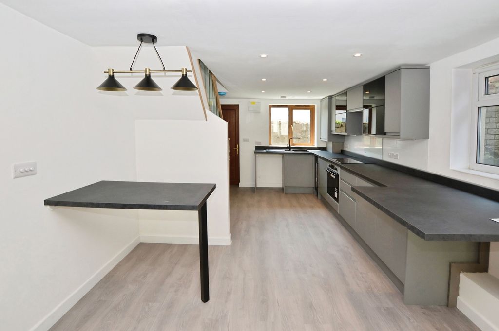 Property photo 3 of 8 Kitchen