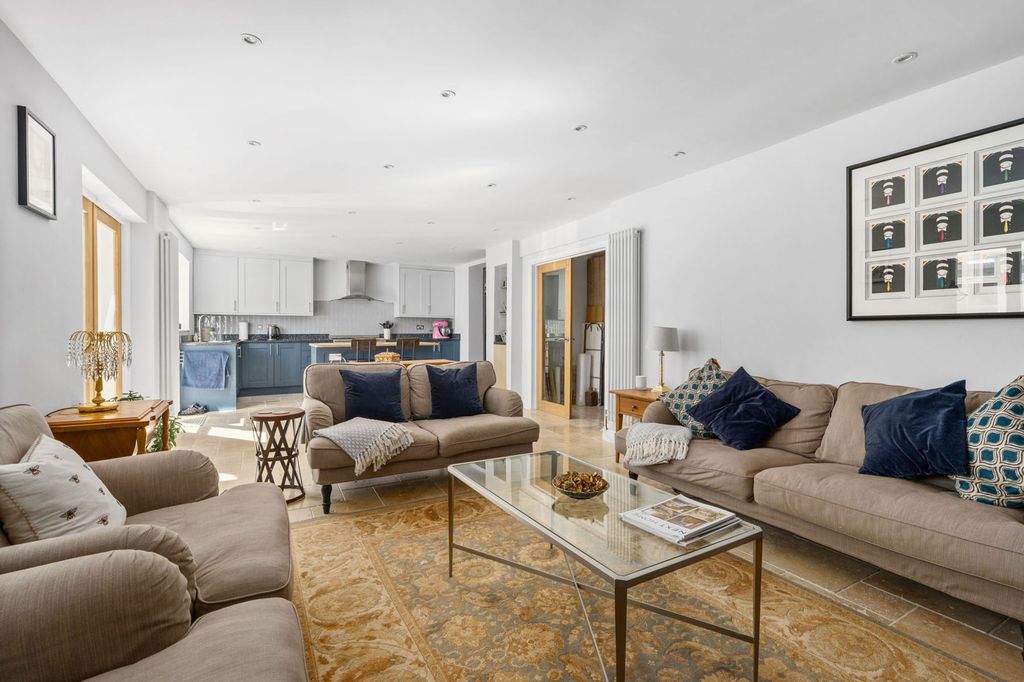 Property photo 3 of 24