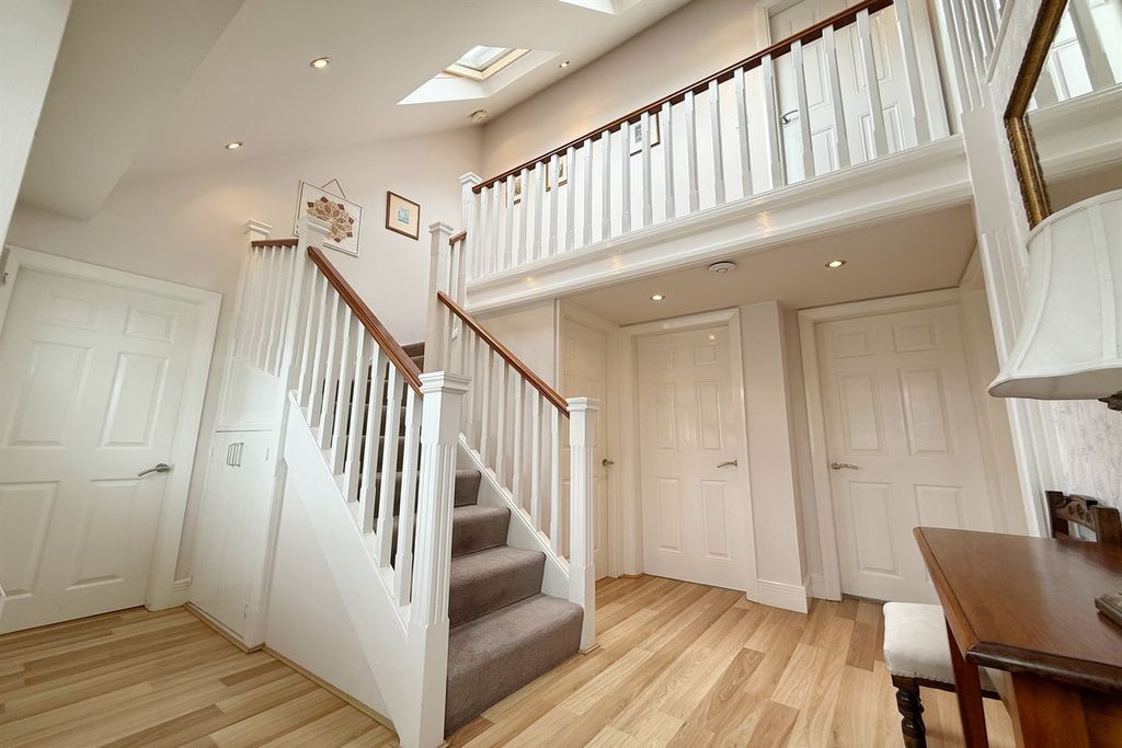 Property photo 2 of 27 Entrance Hall