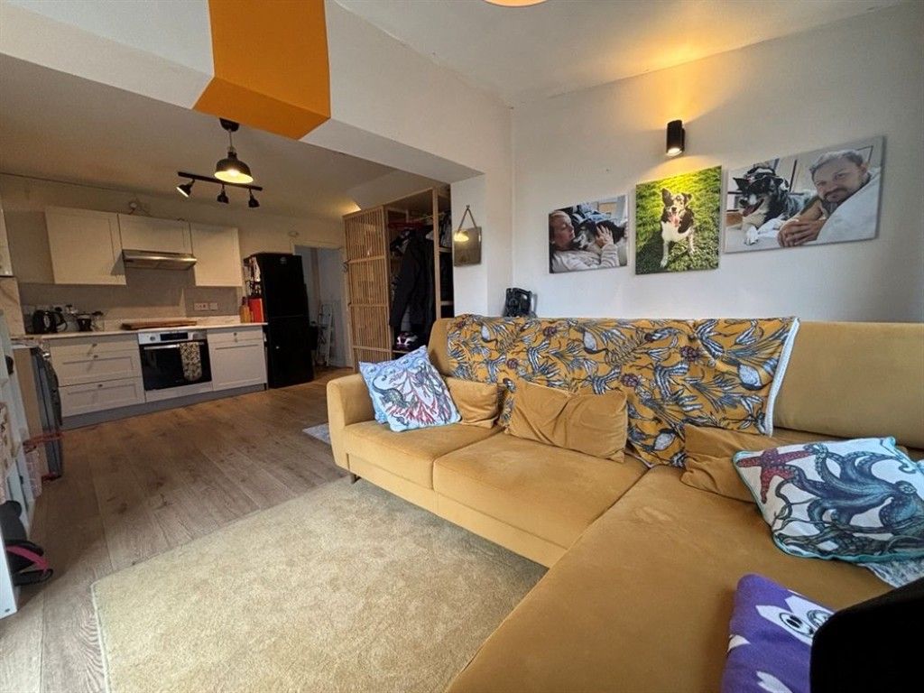 Property photo 1 of 9 Lounge