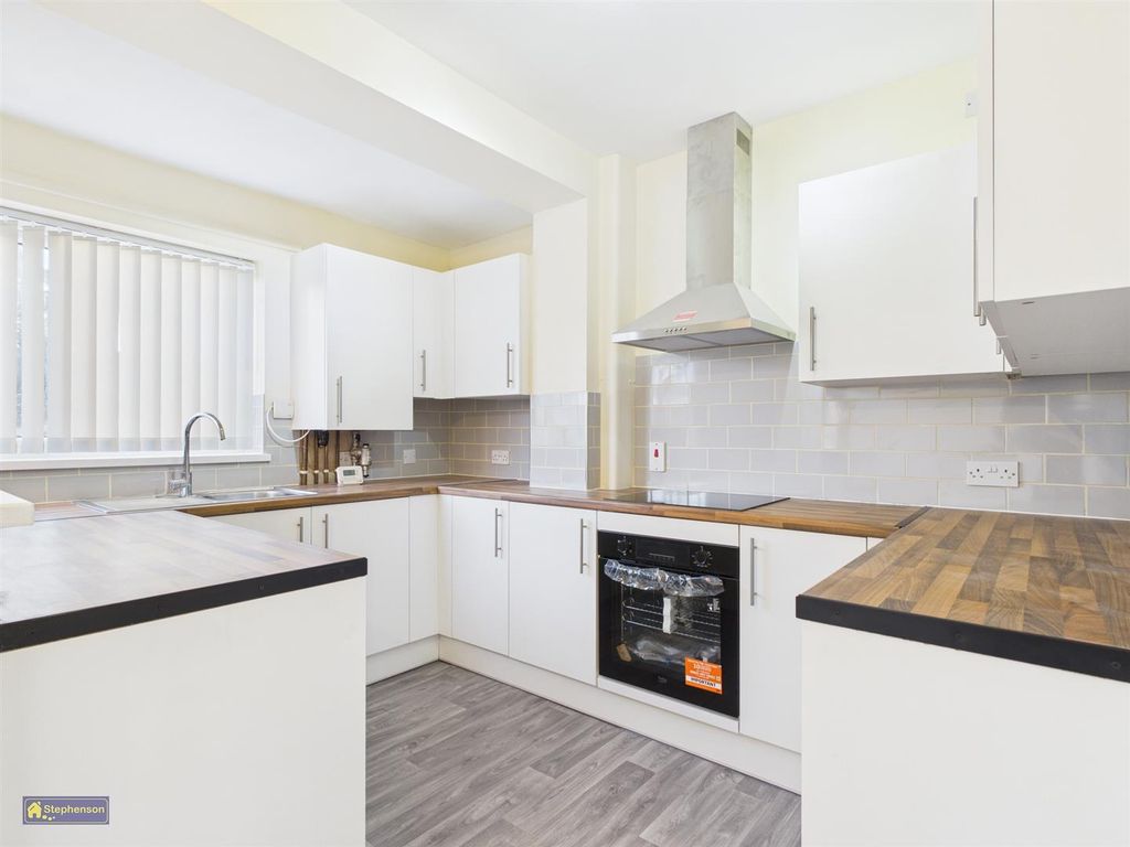 Property photo 3 of 8 Kitchen