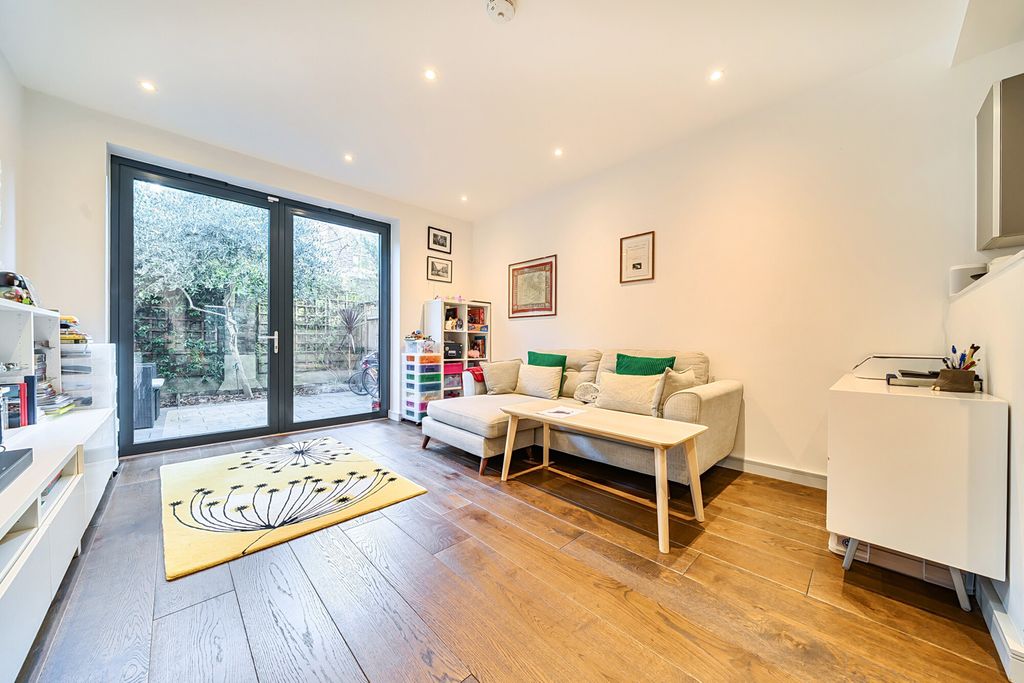 Property photo 3 of 19 Kitchen