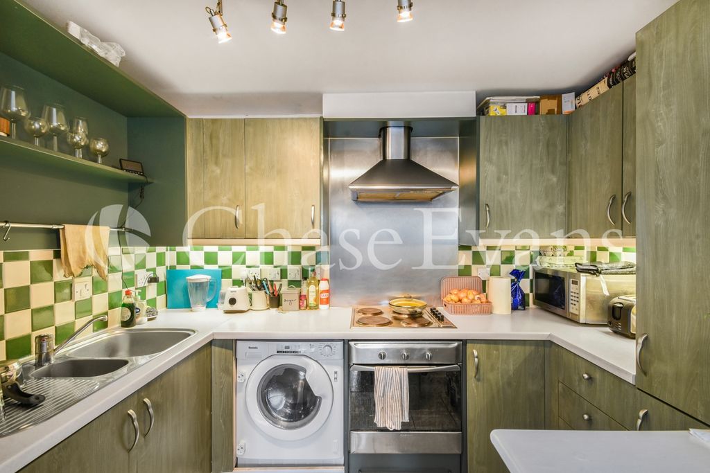 Property photo 2 of 9 St. Davids Square, I