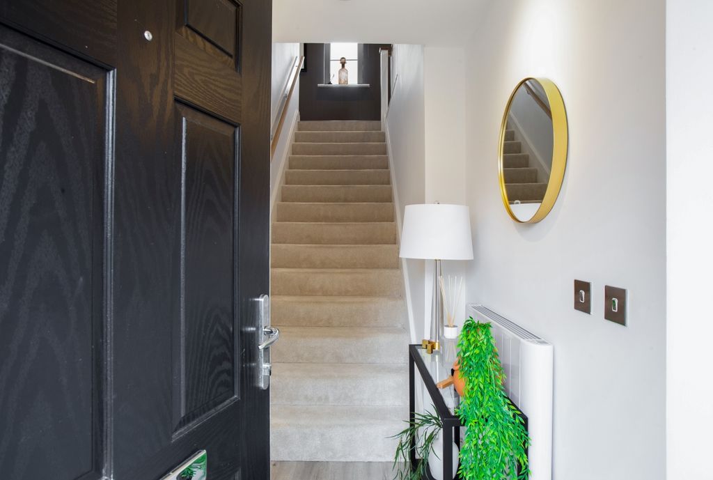 Property photo 3 of 11 64703_16 Seymour ...