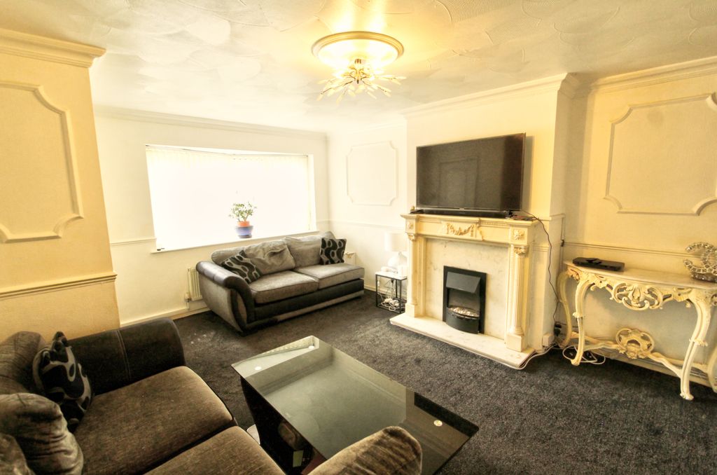 Property photo 3 of 19 Lounge