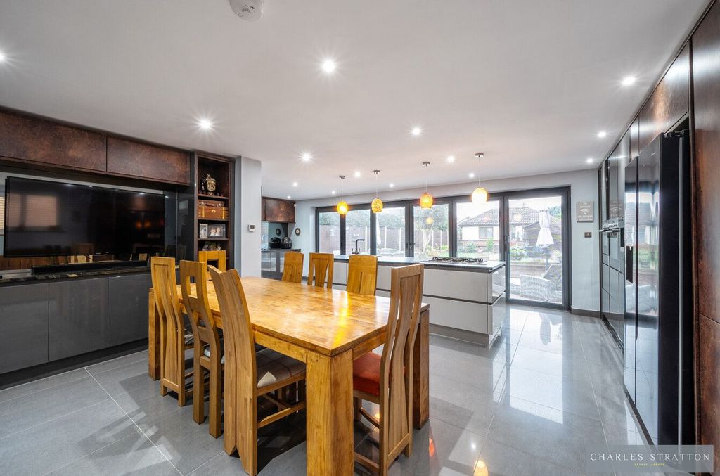 Property photo 3 of 33