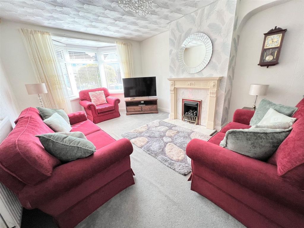 Property photo 3 of 15 Lounge