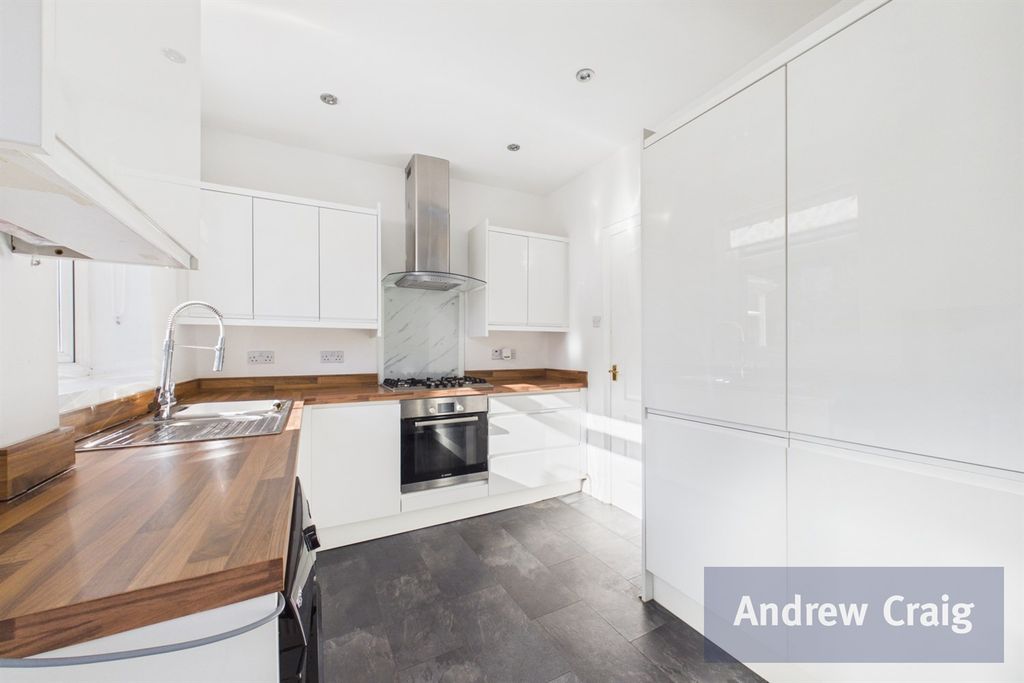 Property photo 3 of 18 Kitchen