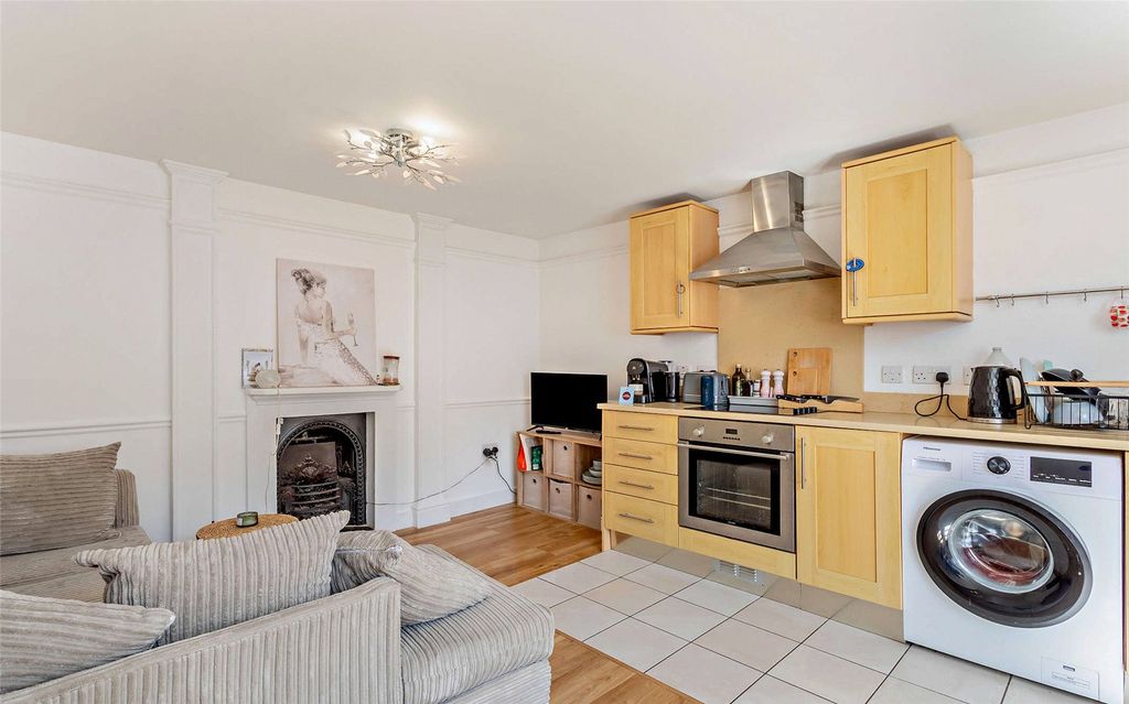 Property photo 3 of 13 Kitchen/Lounge