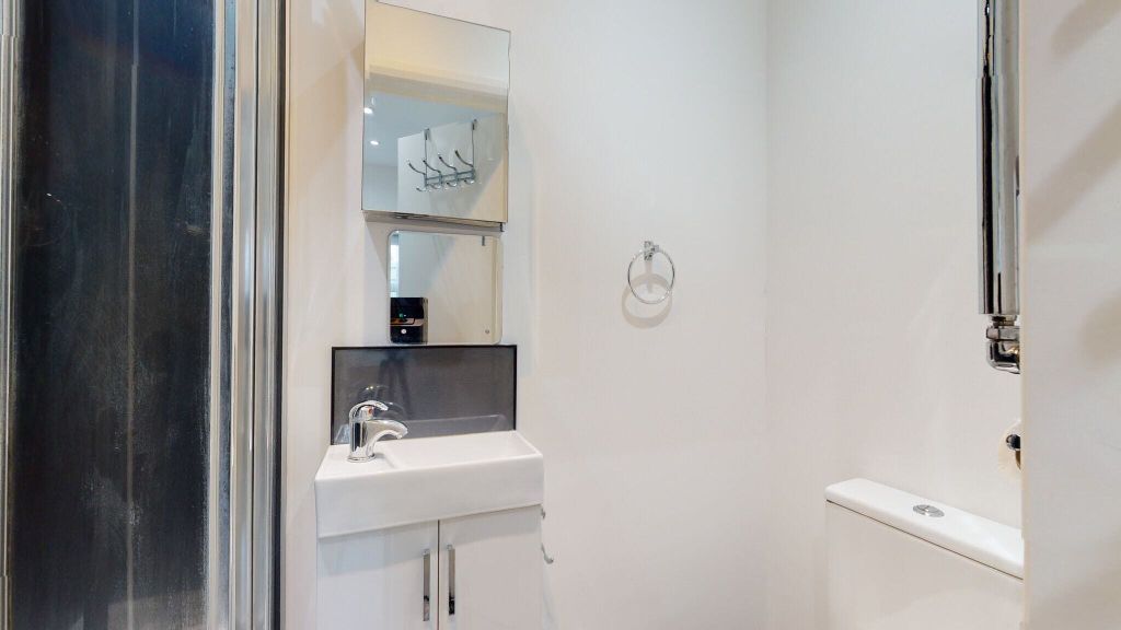 Property photo 3 of 9 Bathroom