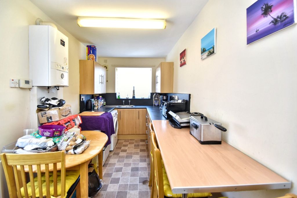 Property photo 3 of 7 Kitchen