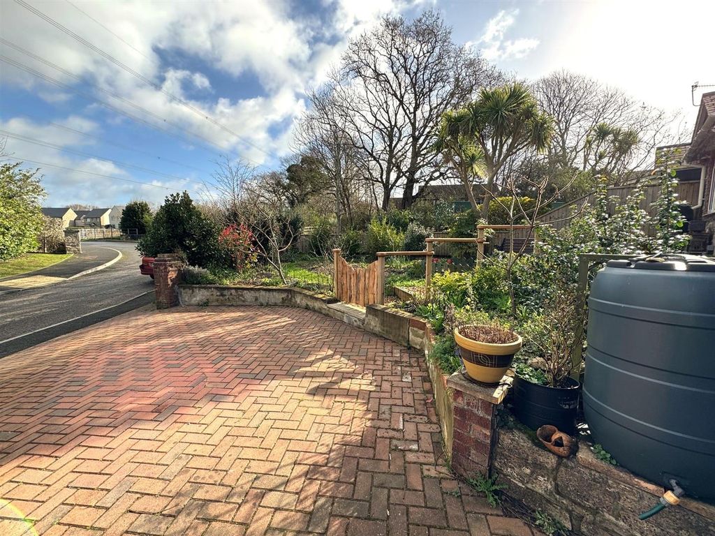 Property photo 2 of 18 Driveway.Jpg