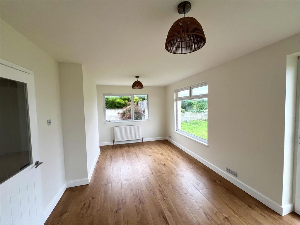 Property photo 2 of 15 2 Bonython Road Lounge