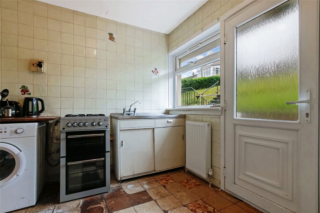 Property photo 3 of 17 Kitchen