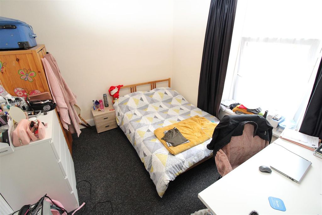 Property photo 1 of 4 Room 4 123 Wood.Jpg