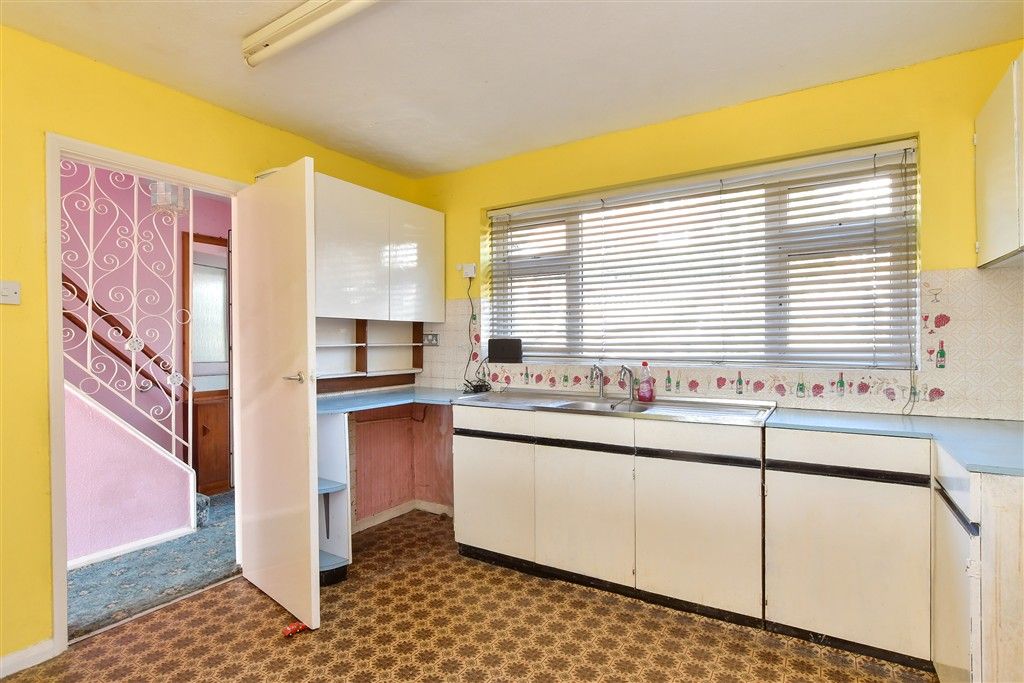 Property photo 3 of 12 Kitchen