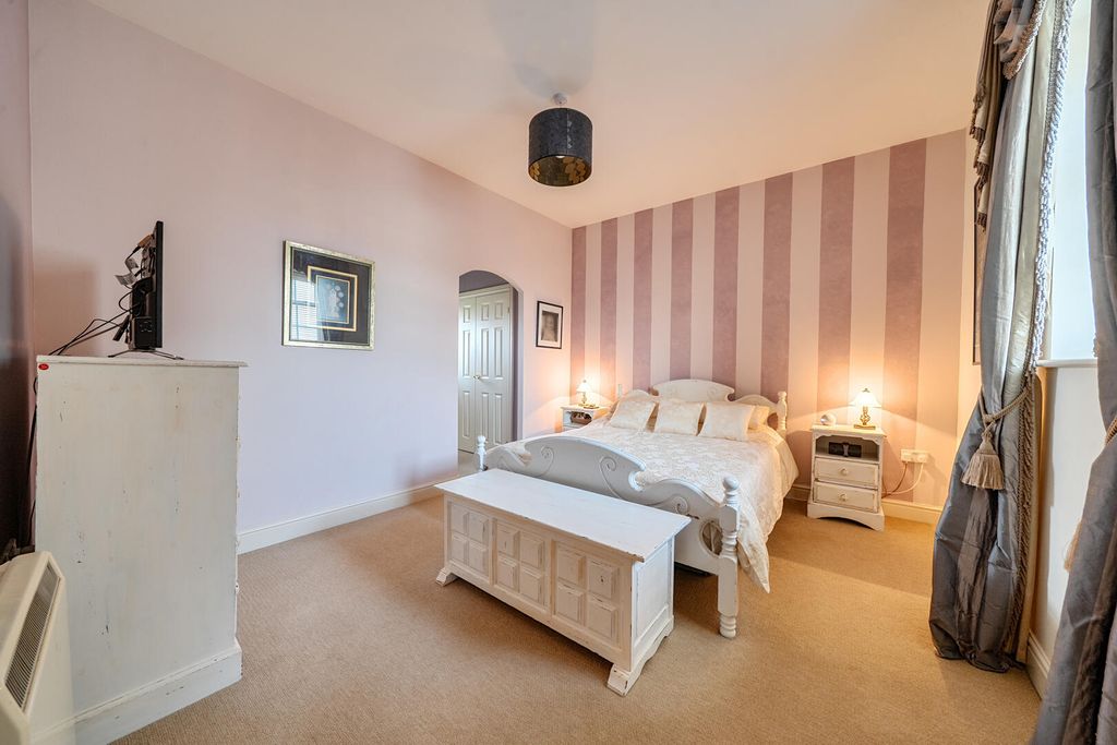 Property photo 3 of 18 Bedroom