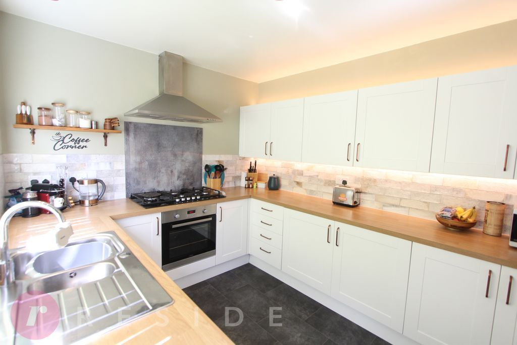 Property photo 3 of 16 Kitchen