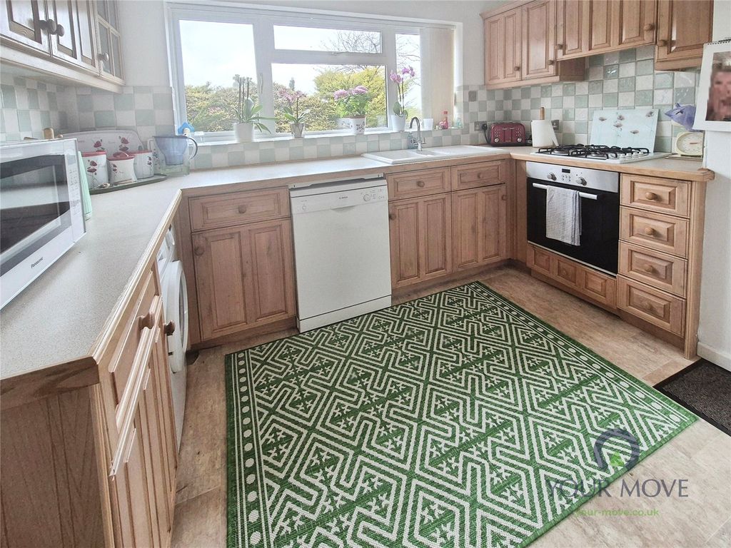 Property photo 3 of 14 Kitchen