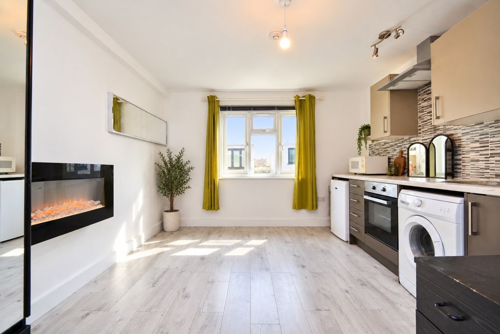Property photo 2 of 8 Bright Modern Apa...