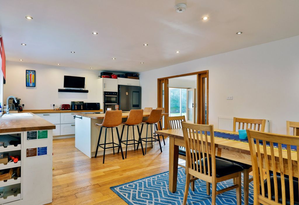 Property photo 2 of 33