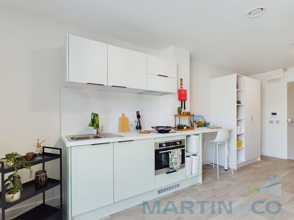 Property photo 3 of 10 Kitchen