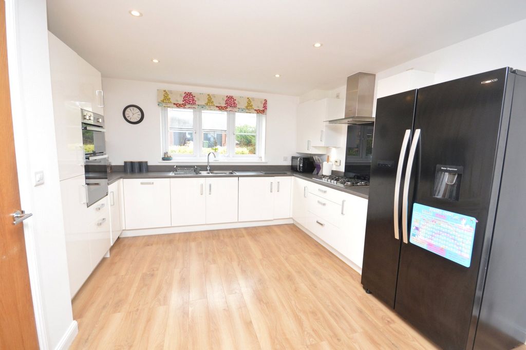 Property photo 3 of 18 Kitchen