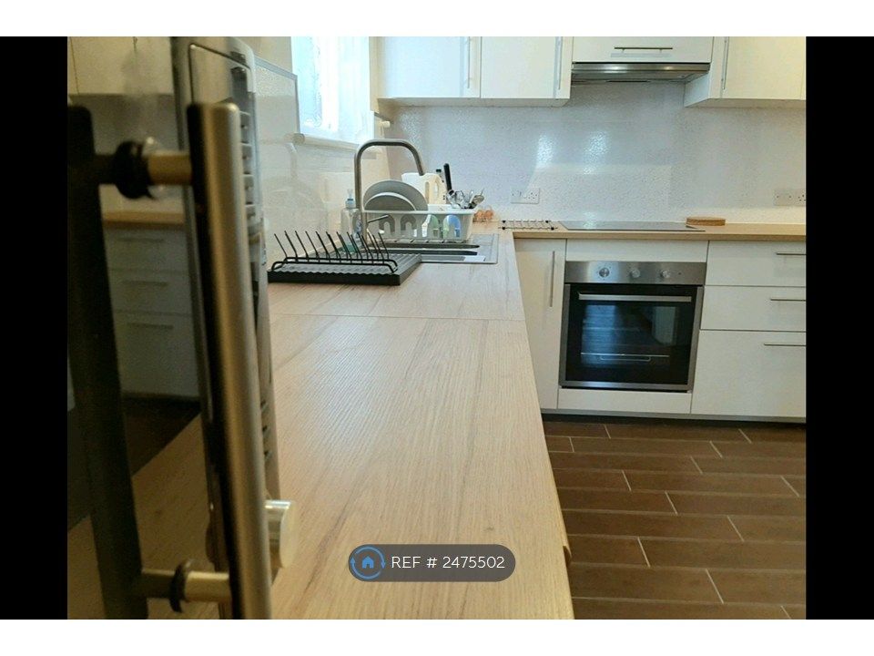 Property photo 3 of 11 Shared Kitchen With 2 Cooking Stations