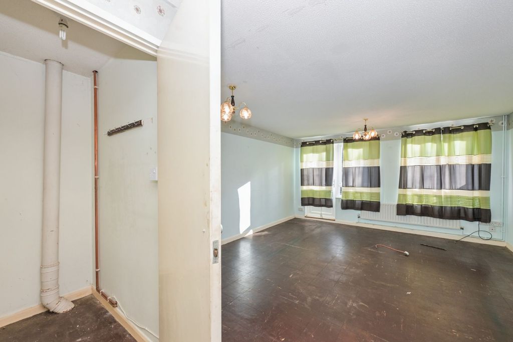 Property photo 3 of 20 70 Madells, Epping, Essex CM16 4Nn