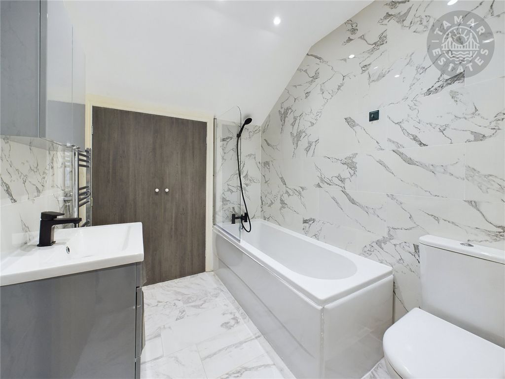 Property photo 1 of 9 Bathroom