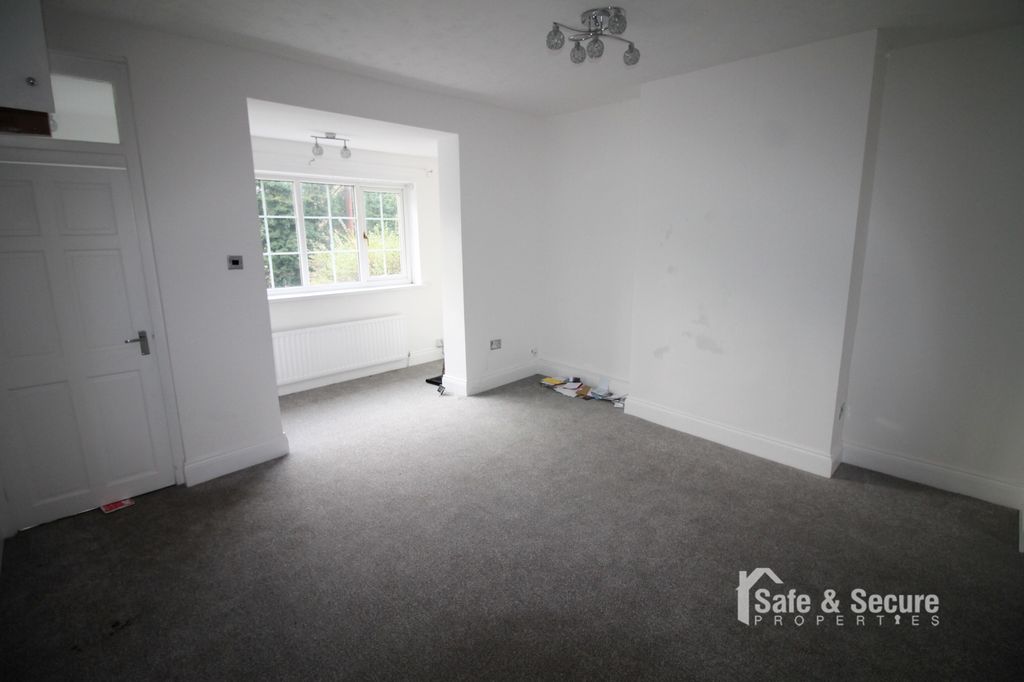 Property photo 2 of 14 Living Room (1)