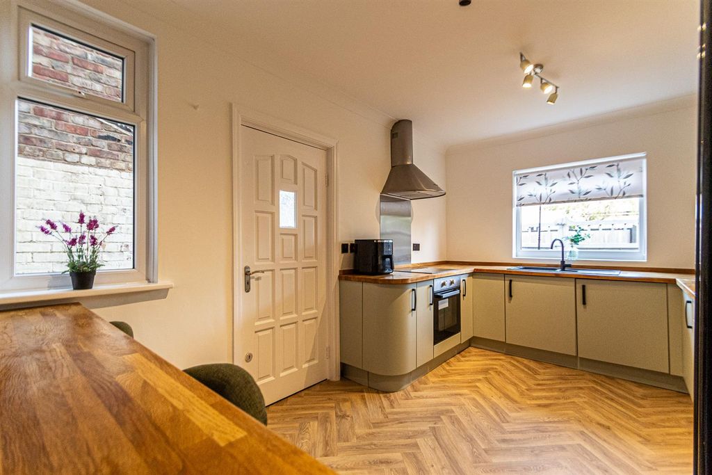 Property photo 3 of 18 Dining Kitchen