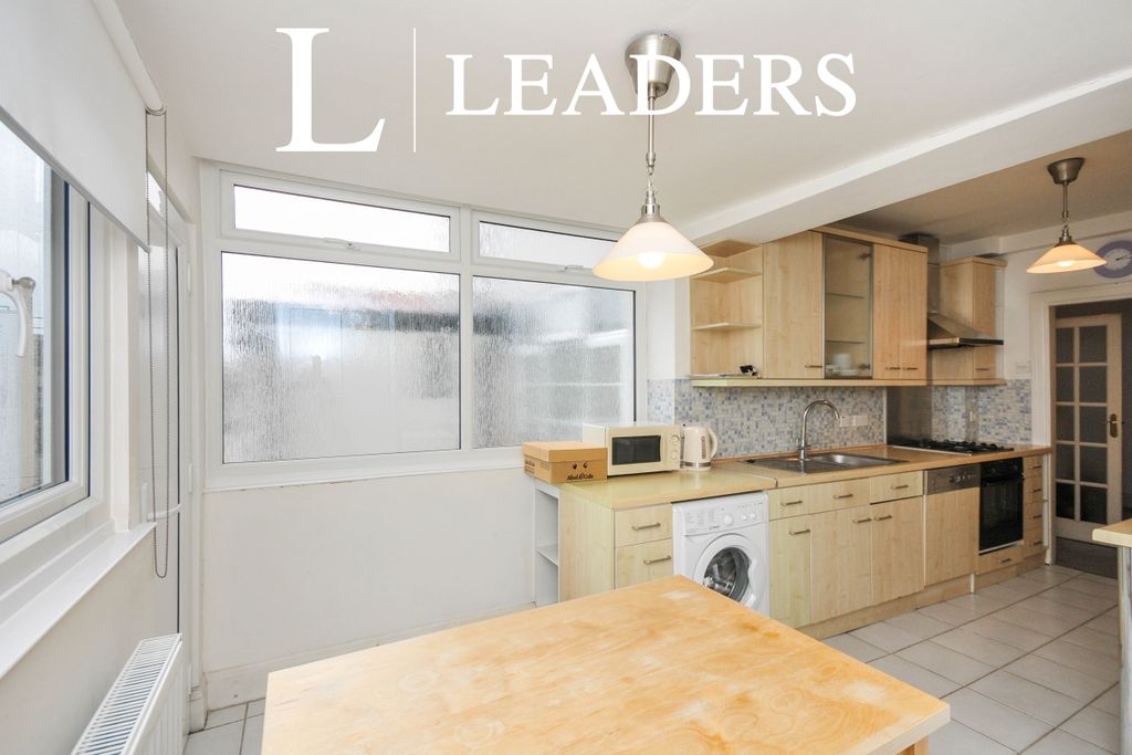 Property photo 2 of 10 Kitchen